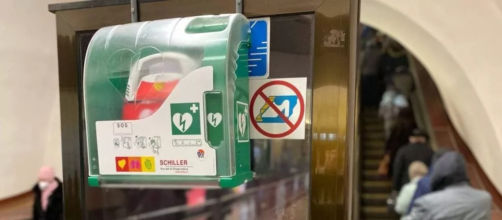 AED (або АЗД) – автоматичний зовнішній дефібрилятор. І, в принципі, з назви можна зрозуміти основне призначення апарату.
Ключові слова: "AED", "АЗД", "метро", "дефібрилятор".
